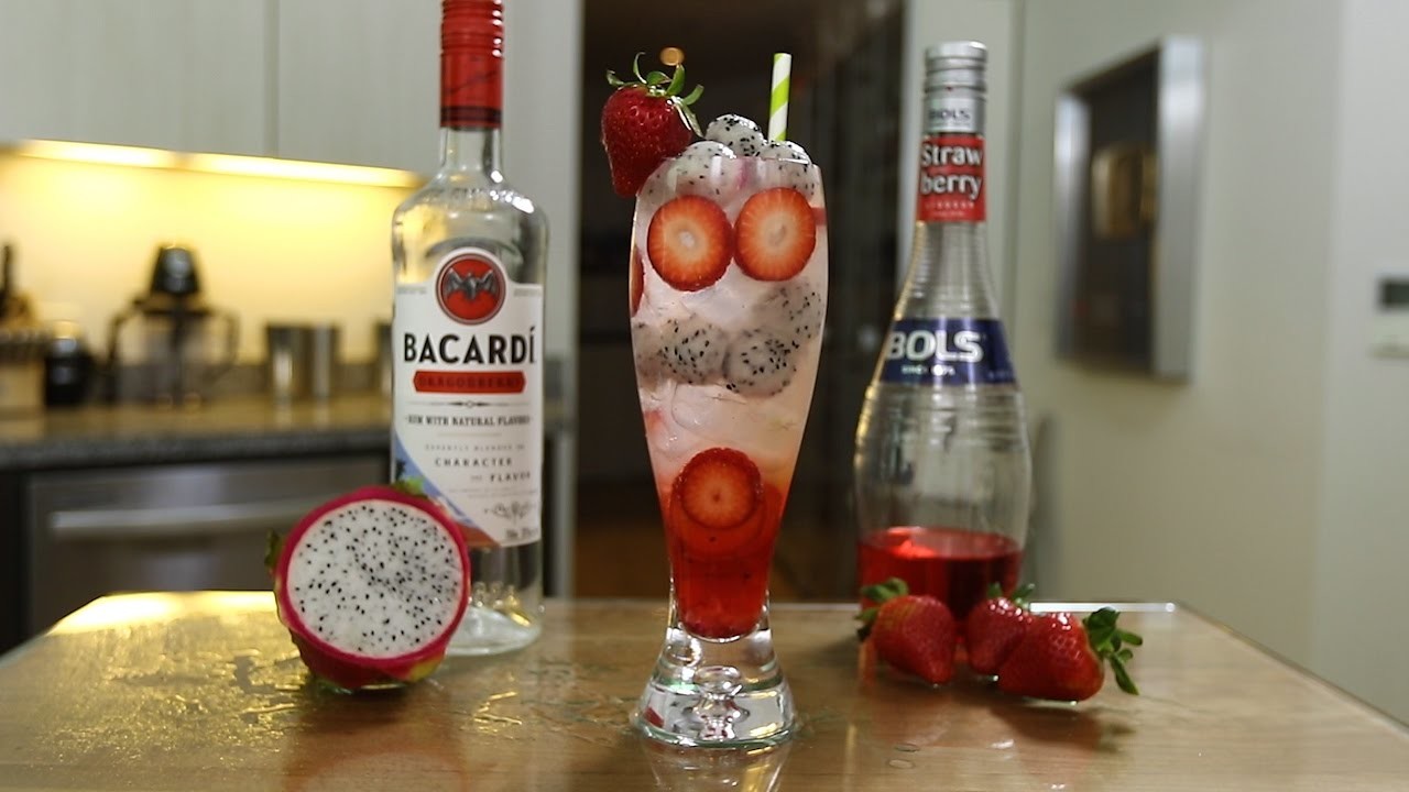 Berry delight. Dragon Berry. Bacardi Dragon Fruit. Ликер Стравберри клубника. Ликёр Фруто клубника.