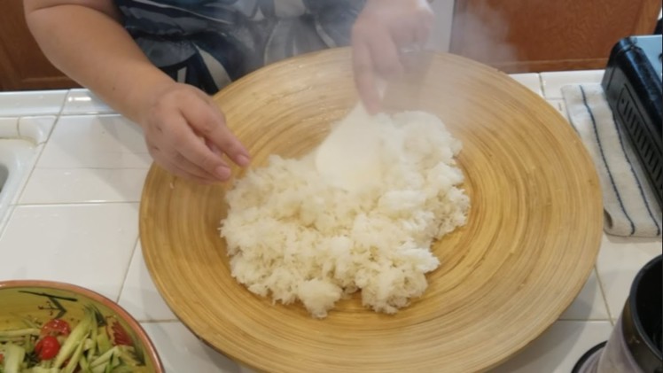 C.w Nana: How to Cook Unsoaked Sticky Rice (ໜຶ້ງເຂົ້າສານ == Neung Khao Sahn)