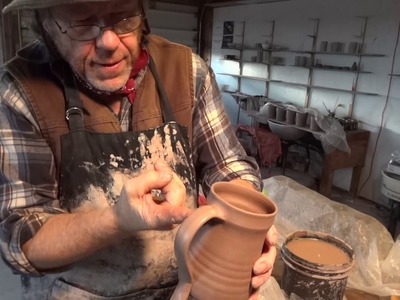 SIMON LEACH POTTERY TV - How to place a scroll + thumb rest to a tankard !