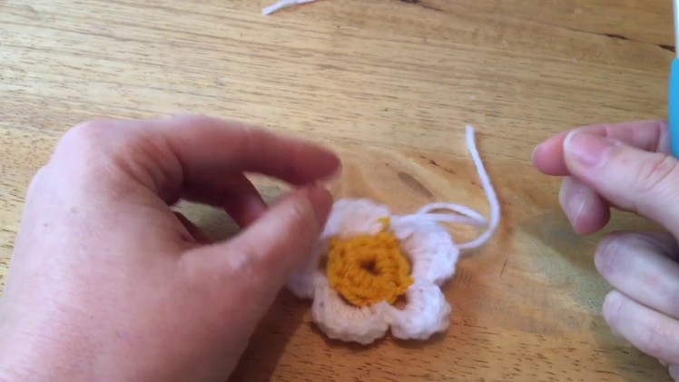 Crochet Small White Flower (slowmotion)