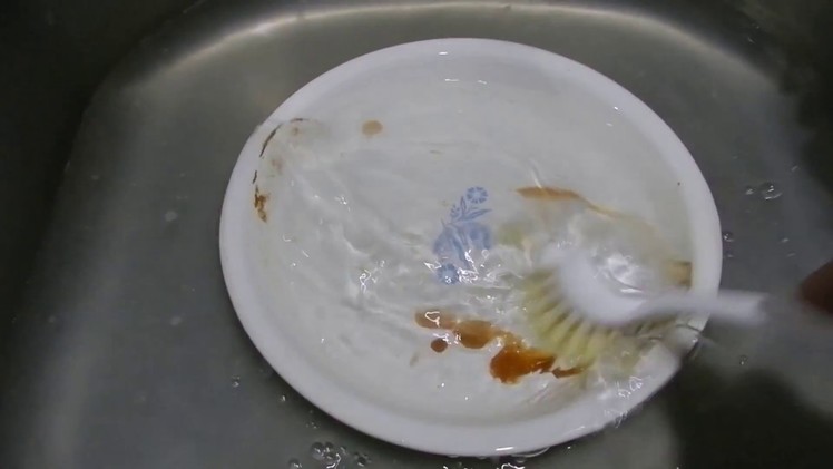 How to Clean a Porcelain Plate