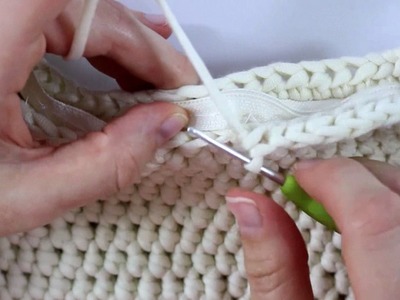 Easy Tutorial: How to add a zipper while crocheting