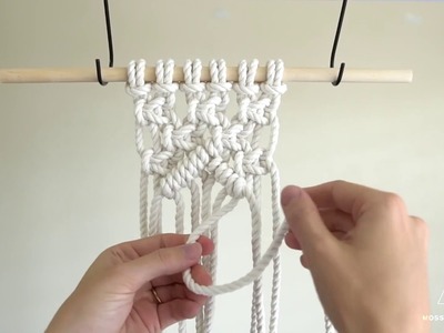 Diagonal Clove Hitch Knot - How to Tie a Macrame Diagonal Clove Hitch Knot