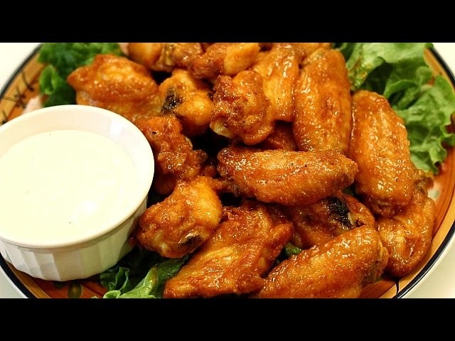 Crispy Chicken Wings - Baked Hot Wings w. Buffalo Wing Sauce