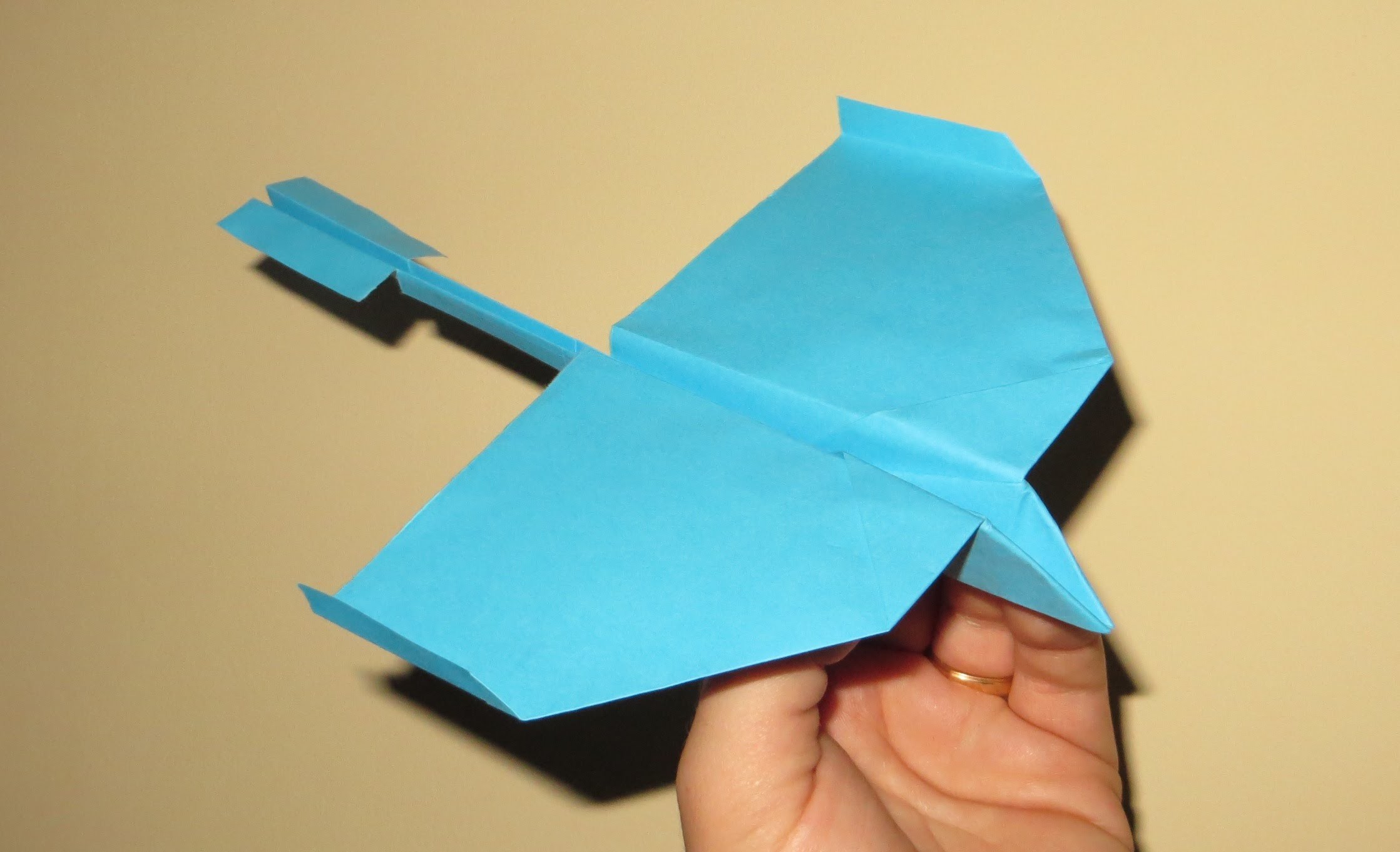 How To Make Cool Paper Airplanes That Fly Far And Straight - Very Easy ...