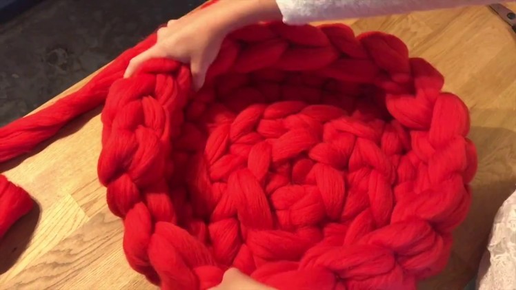 How To handknit a cat bed in 1min. Extreme Merino Wool Knitting