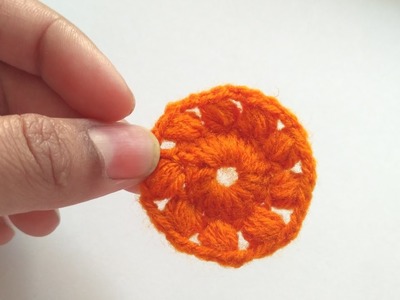 How to crochet a woolen flower.
