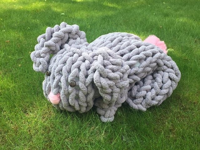 How to hand knit a chunky Easter Bunny with no needles. BeCozi