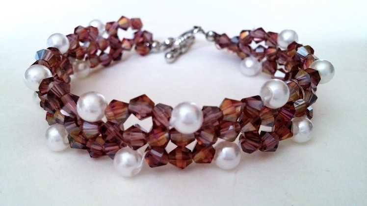 How to make a bracelet with bicone beads and pearl beads. Easy beading pattern for beginners