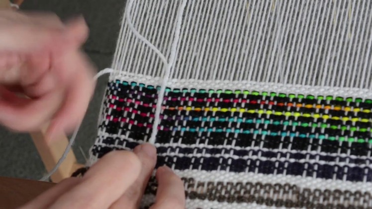 How to repair a broken warp thread in weaving