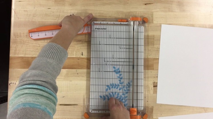 How to use the paper cutter