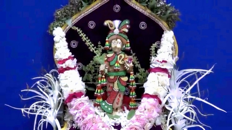 Watch How Swaminarayan Sampradaya saint Ji Maharaj is doing Chandan Shingar of Shir Swaminarayan Ji