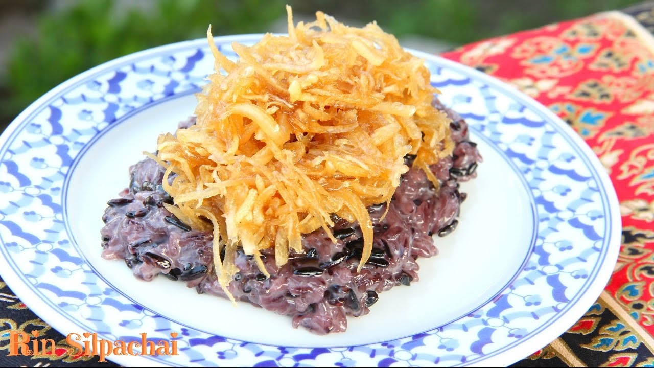 how-to-make-thai-black-sticky-rice-with-sweet-coconut