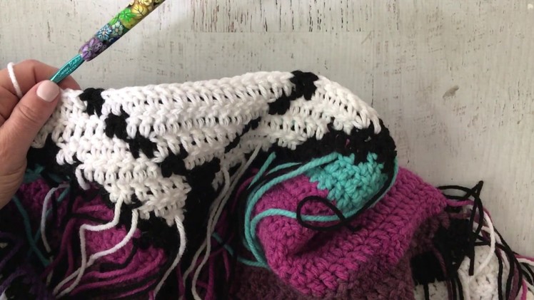 How to Carry Yarn and Change Color in a Crochet Graphgan