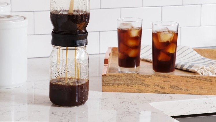 Make cold brew coffee in a mason jar.