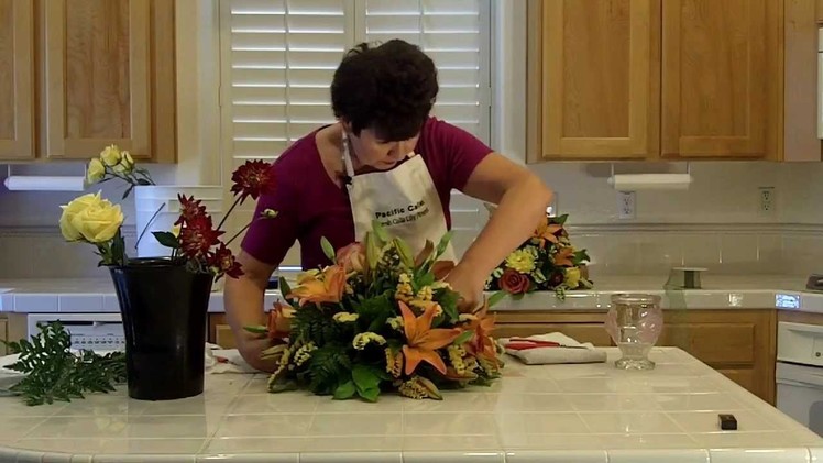 How to create a flower centerpiece with roses, dahlias and lilies