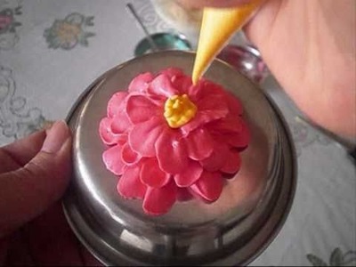 Cake decorating: how to pipe a buttercream zinnia flower