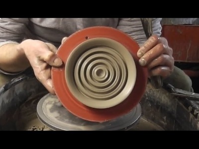 Throwing a very simple Pottery Soap Holder Plate on the wheel