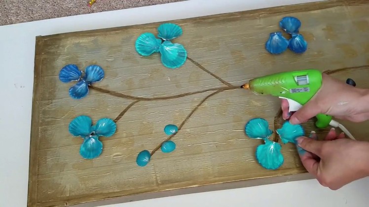 Cuadro de conchas azules. wall art with blue shells and cardboard