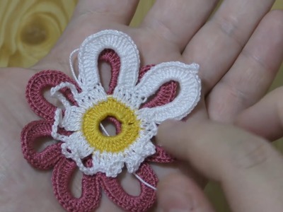 Transforming motif - from shamrock to daisy using one pattern