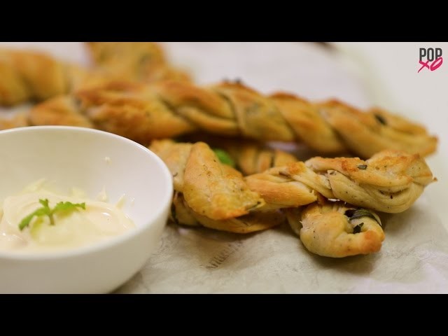 How To Make Domino's Style Twisty Garlic Bread - POPxo Food