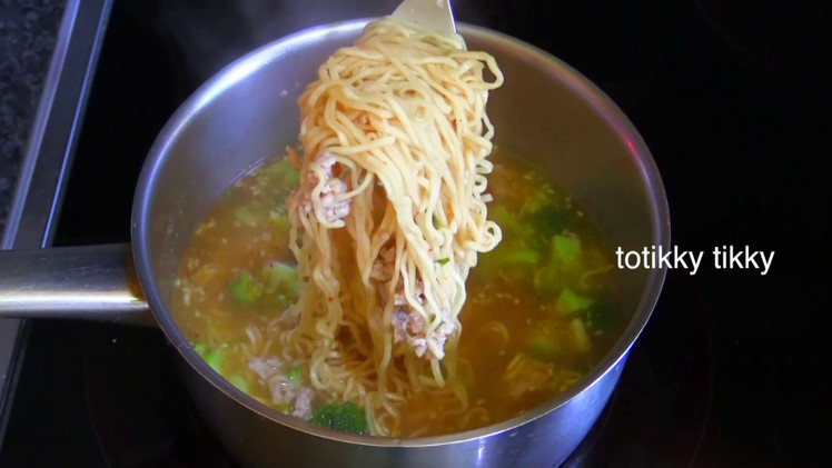 Instant Noodle with Minced Pork : Thai Food Part 20 : How to Make Thai Food at Home