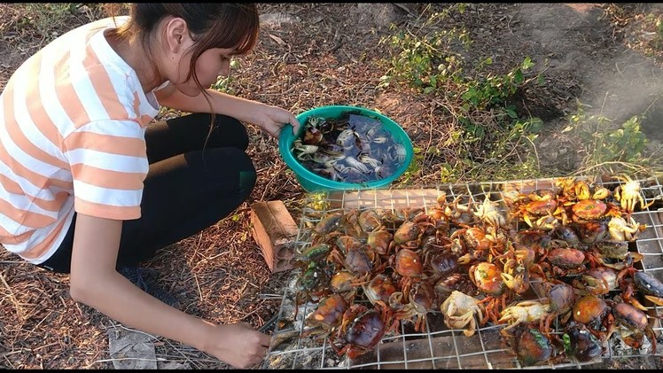 WOW!! Beautiful Girl Grill Crab in my Village - How To Cook Crab In Cambodia