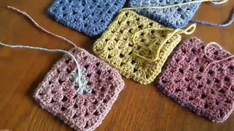 How to arrange your granny squares into purses and totes!