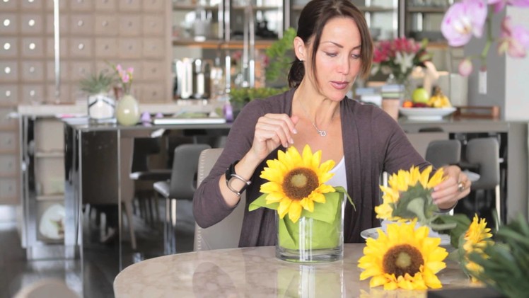 How to Decorate a Table With Sunflowers : Setting the Table With Style