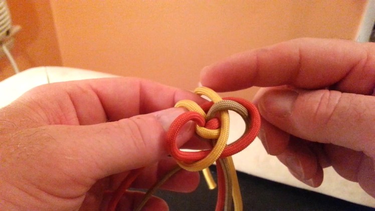 Diamond knot using 3 strands