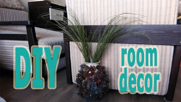 ★DIY room decor. Vase of cones glued with hot glue gun.