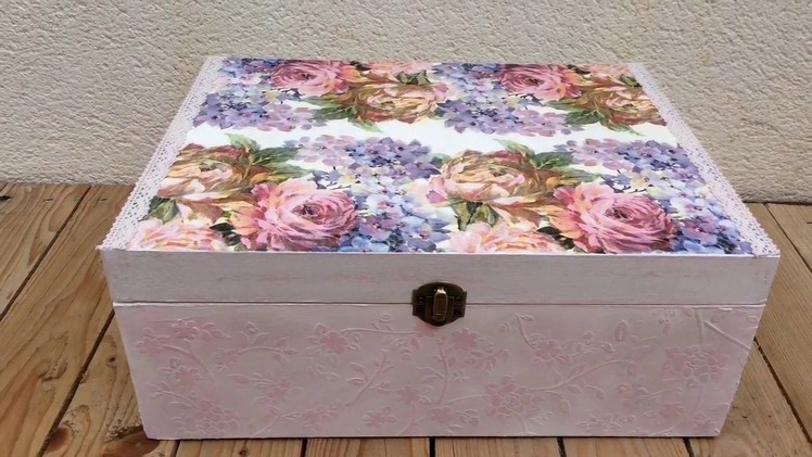 Caja vintage con decoupage y relieve