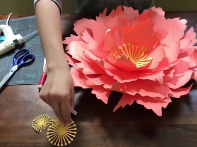 Free paper flower tutorial by Seattle Giant Flowers. cornflower.