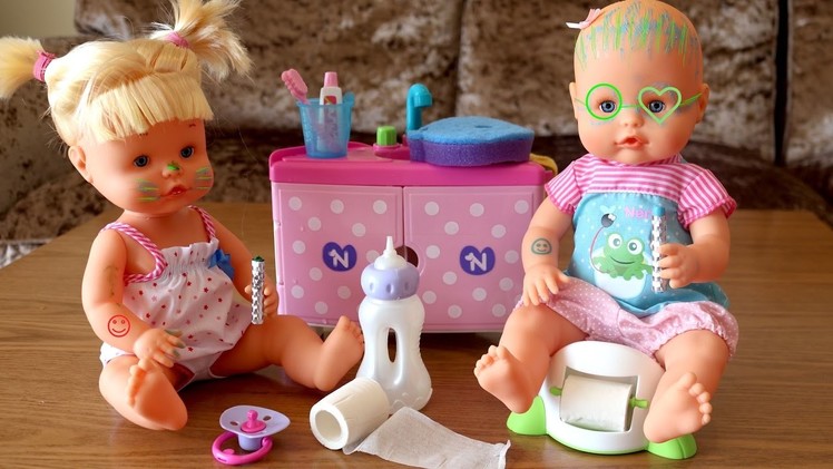 Baby Dolls in the Bathroom -Nenuco Bathroom Playset