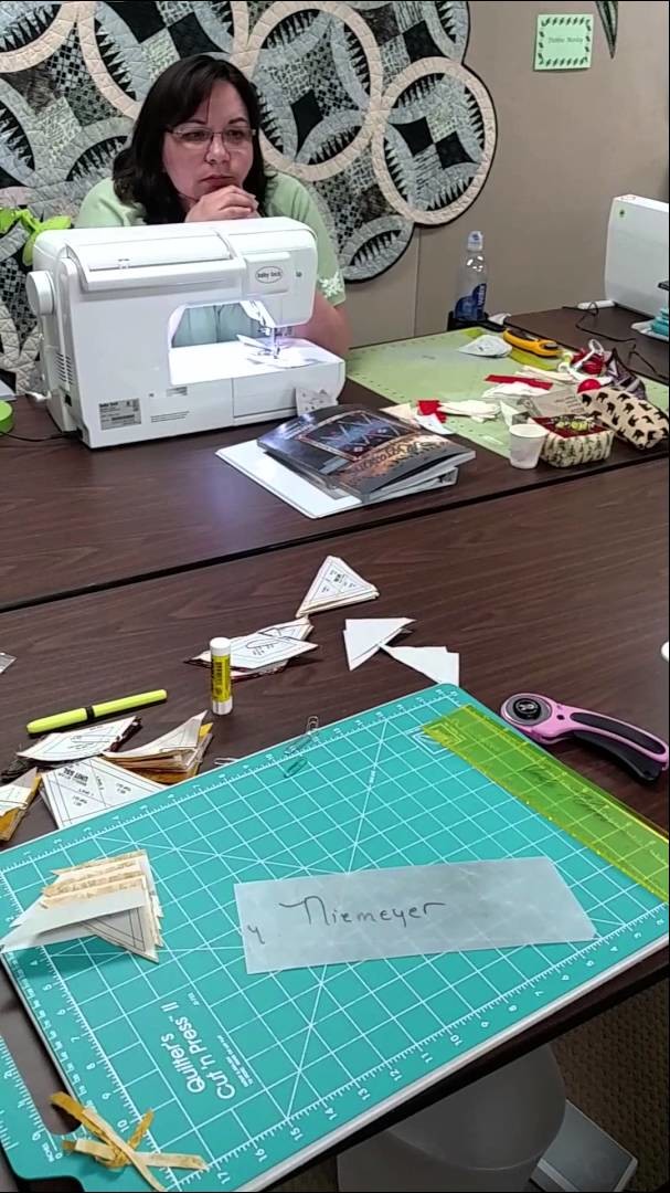Quilting Tutorial - Quiltworx.com: How to assemble the small eight point star