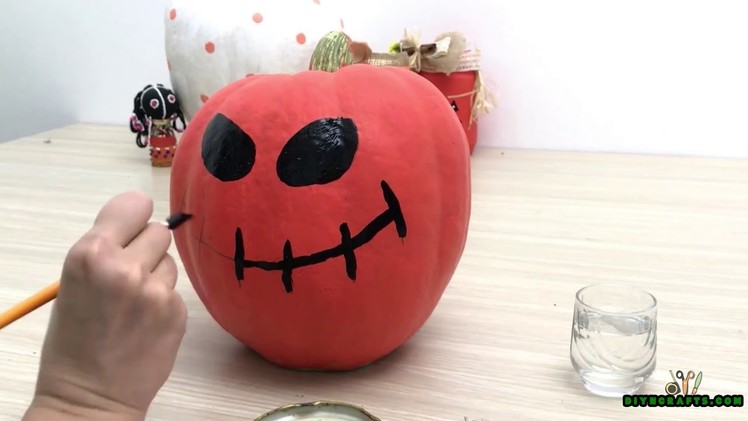 How to Make 5 DIY Spooky Halloween Crafts In Under 5 Minutes