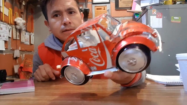UN BOCHITO CON LATAS DE REFRESCO