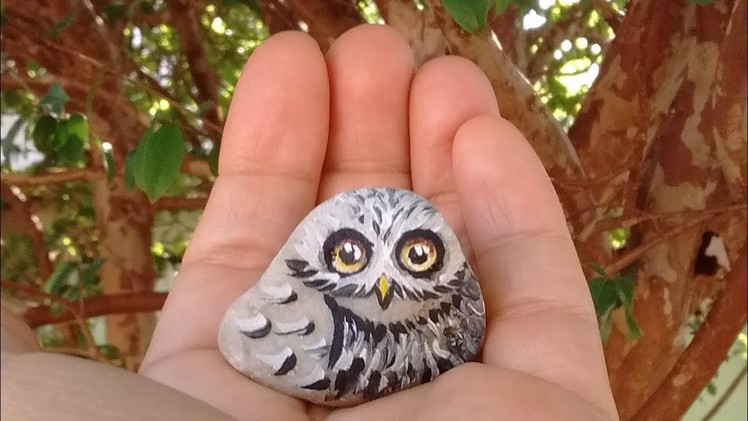 Coruja pintada na pedra para mini jardim. Owl painted on a rock for miniature garden