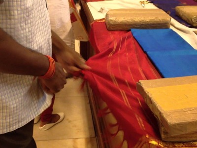 Knot Tying on a Sari in Chennai