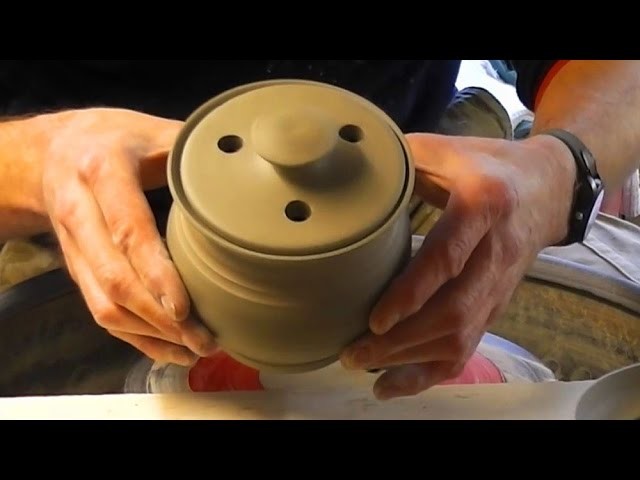Throwing. Making a Simple Pottery Garlic Pot & Lid on the Wheel