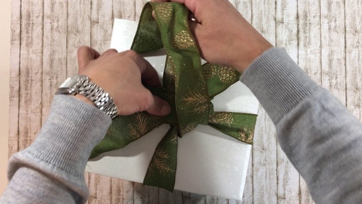 Gift wrapping for clothes and how to tie a bow with one-sided ribbon