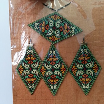 Embroidered jewellery set