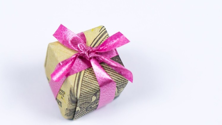 Christmas Money Gift Idea: Making a Dollar Origami Xmas Present
