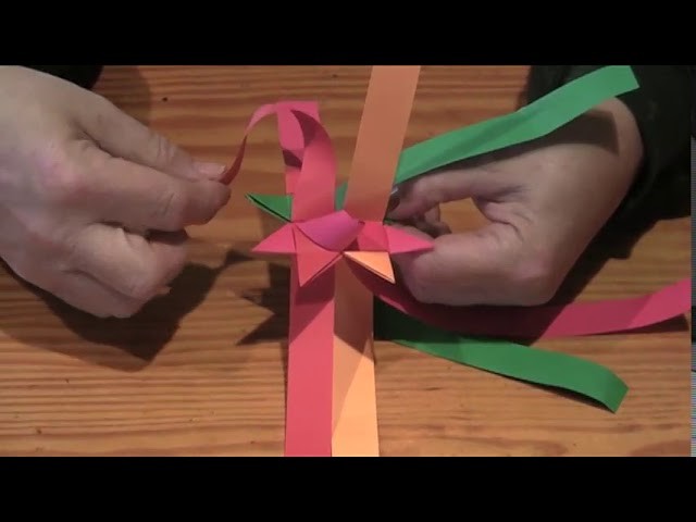Step-by-step crafts: German star Christmas ornament