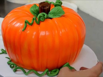 Decorating a Pumpkin Cake For Halloween