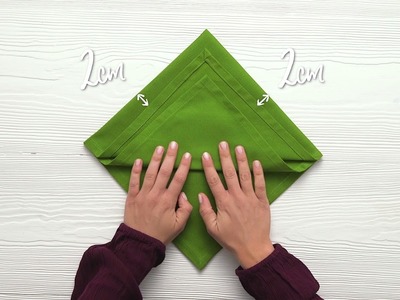 How to fold a Christmas tree napkin