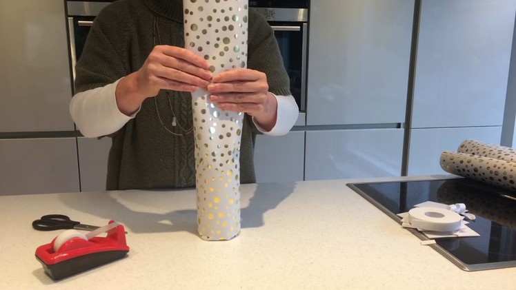 How to gift wrap a wine bottle - fan top