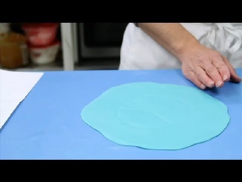 How to Trace an Outline on a Fondant : Fondant Designs & Tips