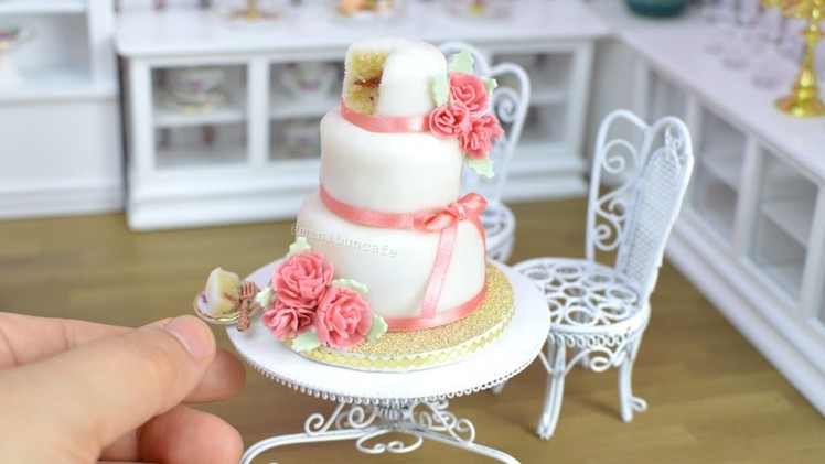 Pink carnation mini fondant wedding cake - mini food