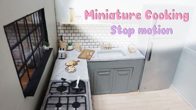 Barbie doll stop motion - miniature cooking : Fried eggs & toasts